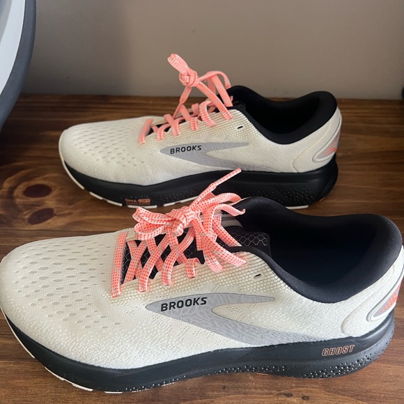 Brooks women’s shoes - Picture 7 of 9